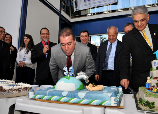 Jonas apaga as velinhas do bolo de aniversário