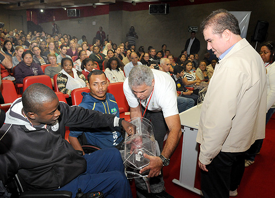 Prefeito assiste a retirada de bilhete da urna