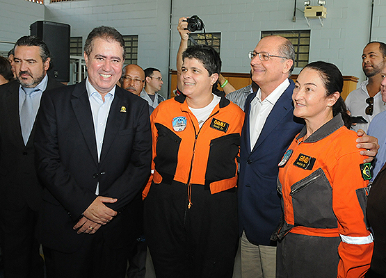 Profissionais que trabalharão com novo helicóptero, Jonas e Alckmin