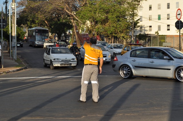 Fiscal da Emdec orienta motoristas no Padre Anchieta