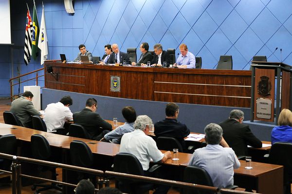 Presidente da Sanasa fala para vereadores