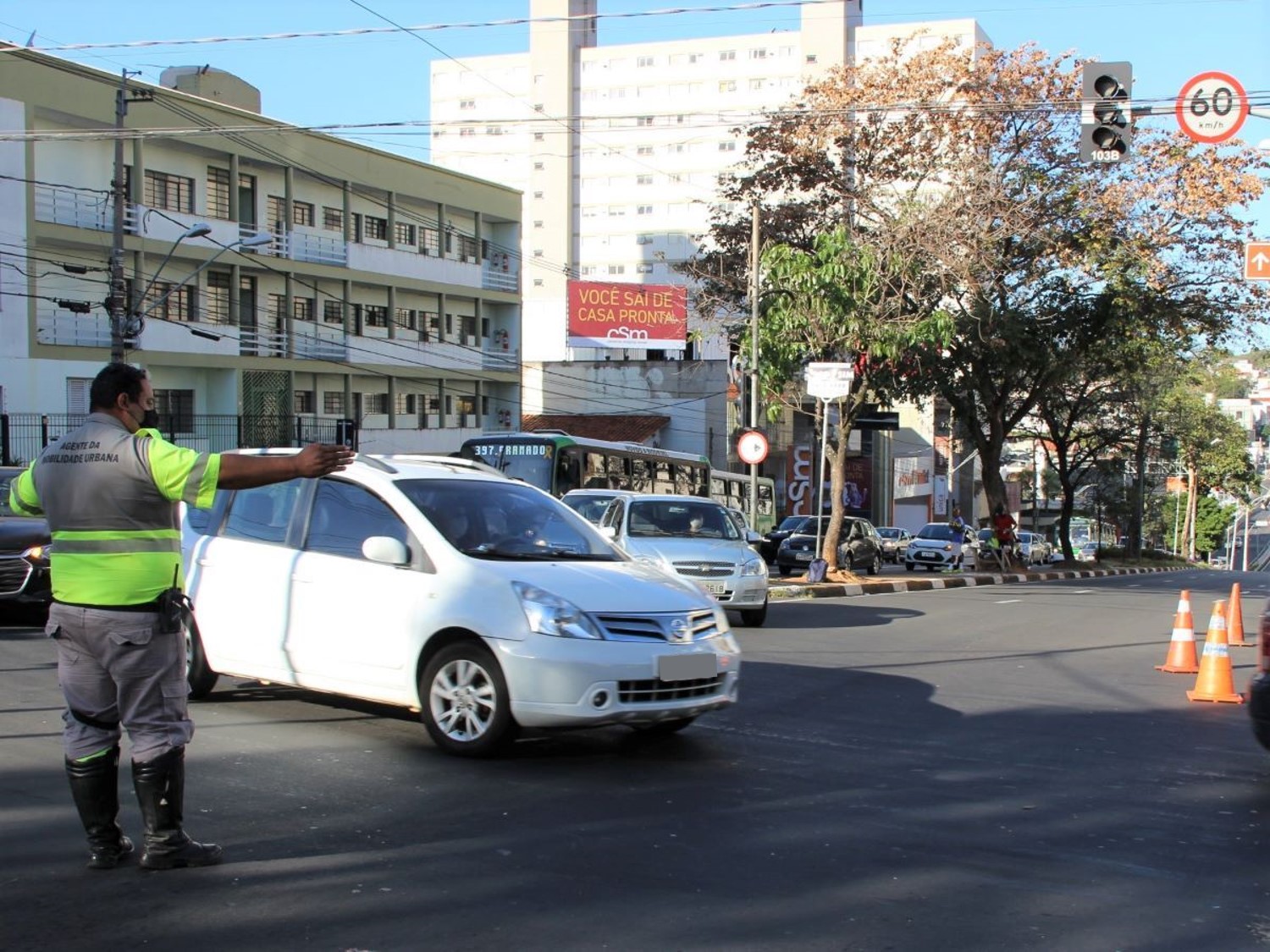 Emdec interdita trágego de veículos na Marechal Carmona