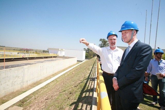 Gerente de Operação de Esgoto da Sanasa, Renato Rossetto, com Markhoff 