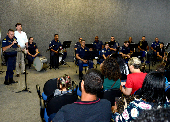 Comandante Frizarin: música alivia as tensões