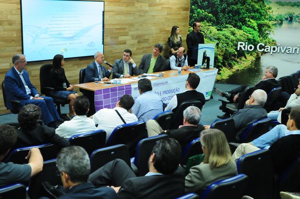 Arly fala aos presentes