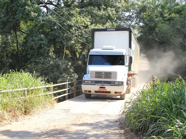 Caminhão passa sobre ponte 