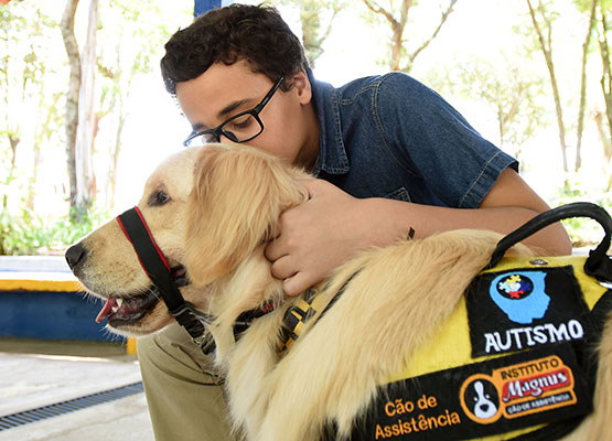 O jovem Pietro e seu cão de assistência 