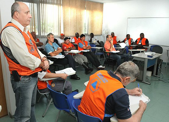 Sidnei Furtado, diretor da DC Campinas, acompanha o treinamento