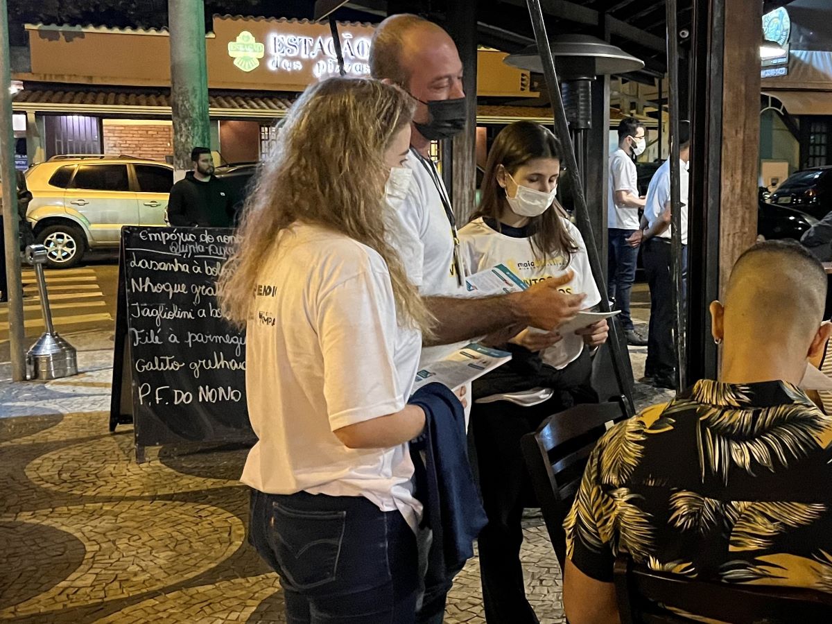 Ação educativa da Emdec em bares da cidade