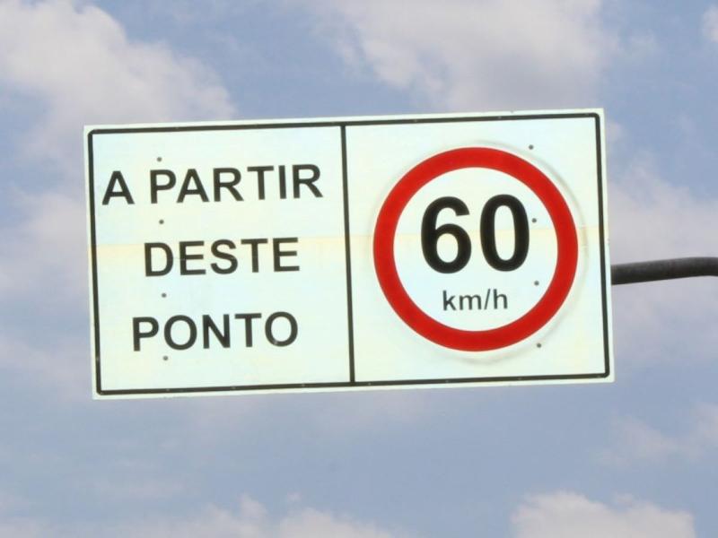 Placas indicam a mudança da velocidade permitida ao longo da via