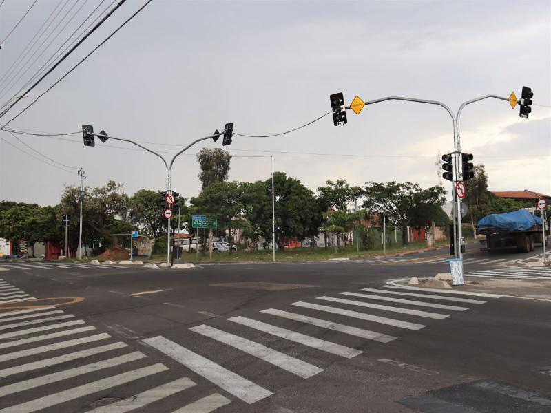 Novo conjunto de semáforos vai disciplinar o trânsito e ampliar a segurança viária