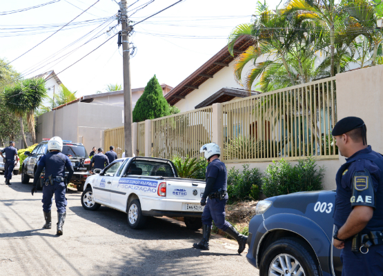 Operação inibe colagem irregular de cartazes em postes