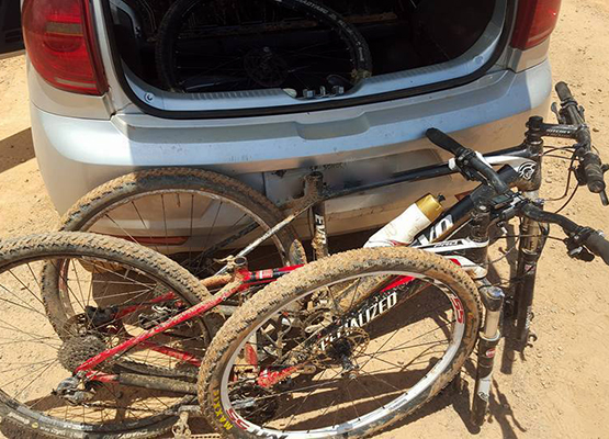Carro e bicicletas apreendidos