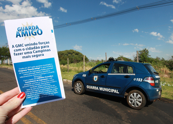 No panfleto estão informações sobre segurança e orientações para os moradores da região