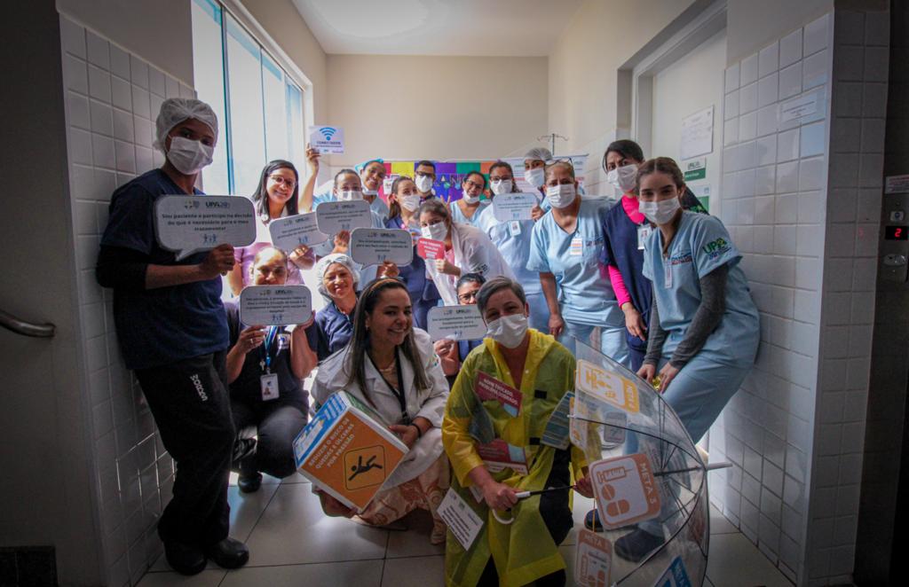Cartilhas foram distribuídas a acompanhantes, visitantes e banners instalados na recepção das unidades