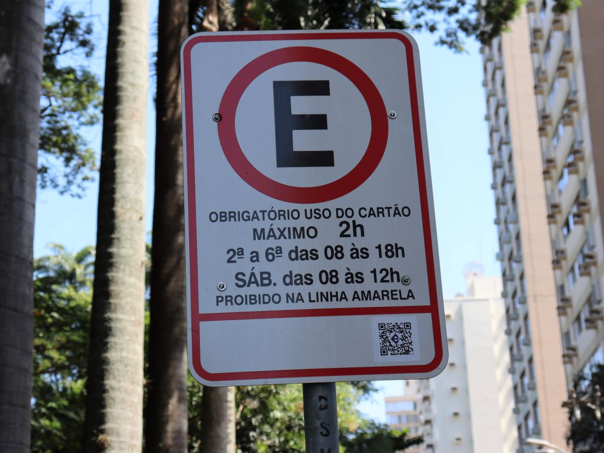 Podem participar da seleção pessoas físicas ou jurídicas que possuam estabelecimento comercial na área de abrangência do Estacionamento Rotativo Pago, nas regiões central e do Guanabara