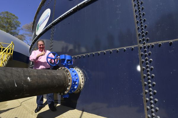 Prefeito coloca novo reservatório em funcionamento