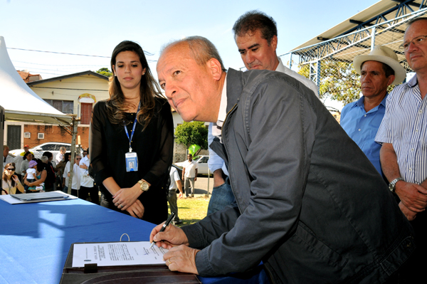 Presidente da Sanasa assina Ordem de Serviço
