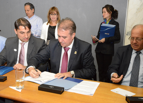 Jonas assina os documentos