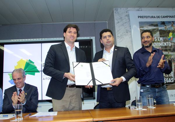 Vice-prefeito e diretor do Dnit mostram documento assinado