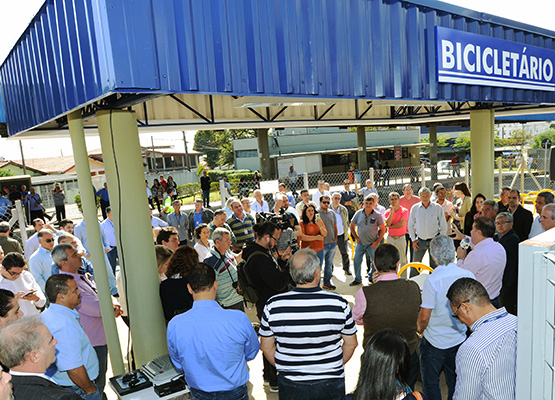 Autoridades em evento no Terminal Padre Anchieta