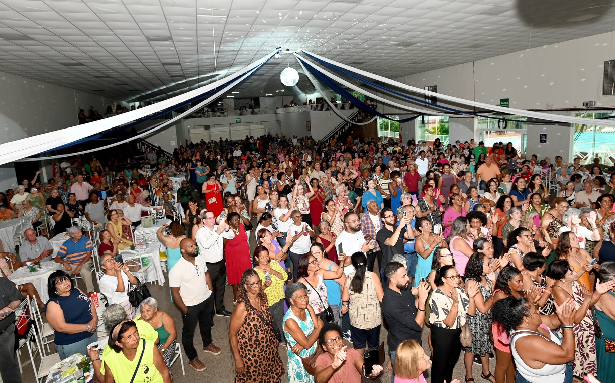 Encontros Regionais do Idoso, com a participação de mais de mil pessoas de 40 grupos de todas as regiões da cidade prepararam o Baile deste ano