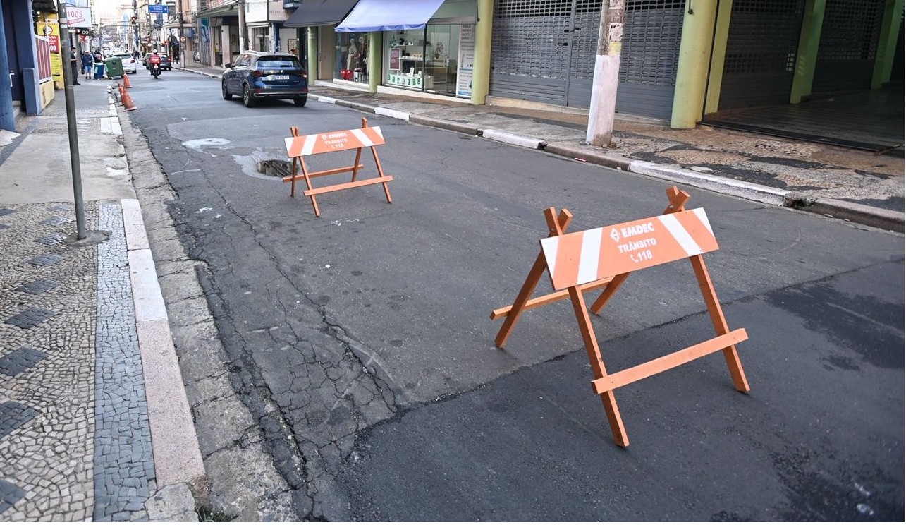 Na manhã de quinta-feira, as equipes farão o aterramento do ponto afetado e, em seguida, a aplicação da nova camada asfáltica