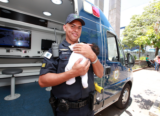 Ricieri, o herói do dia, com o bebê