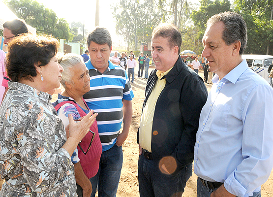 Jonas cnversa com moradores