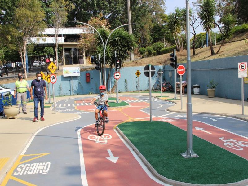 Visitas autoguiadas estimulam crianças a adotarem comportamento correto no trânsito 