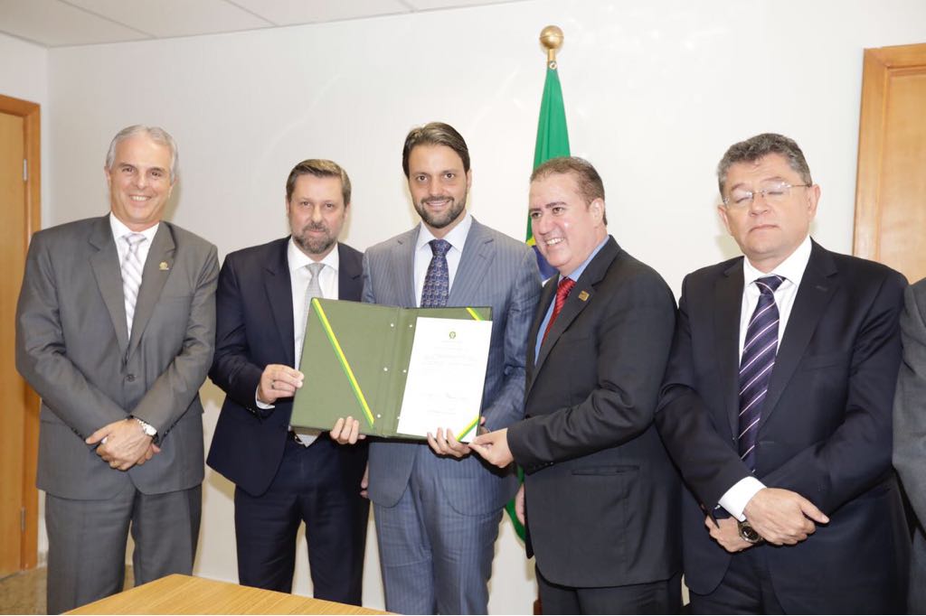Prefeito Jonas Donizette e o ministro das Cidades, Alexandre Baldy, em assinatura da AIO hoje 