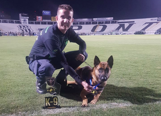 O condutor GM Thiago Rodrigues Silva com o cão Flecha, campeão na categoria Faro