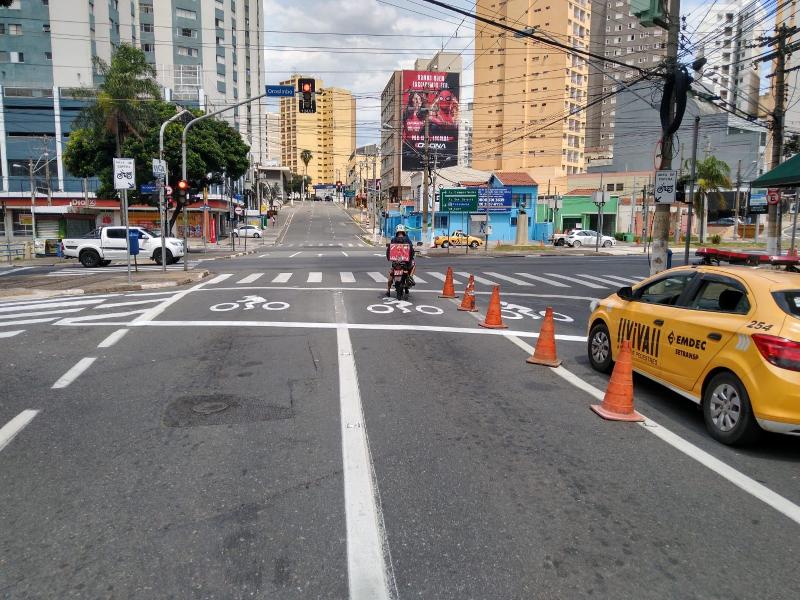 Delimitação de espaços evita competição com carros na saída dos semáforos