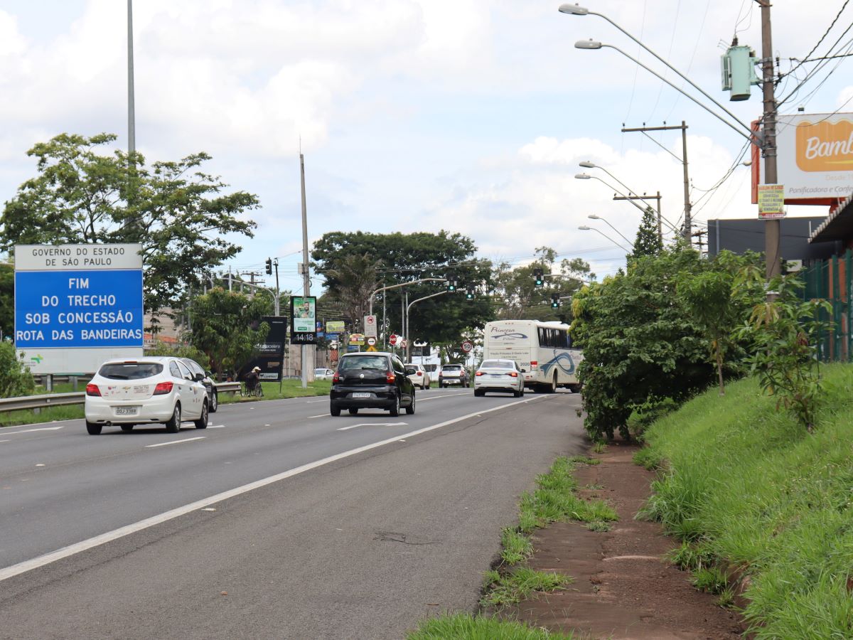 Estratégia  consiste em manter a faixa direita de rolamento da via exclusiva para as conversões à direita