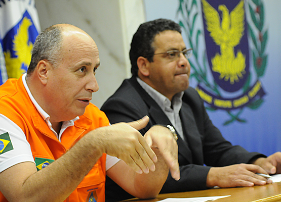 Sidnei Furtado, sentado ao lado de Clélio Leme, fala durante coletiva 