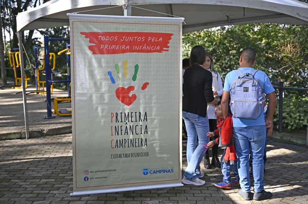 Adultos e crianças desenharam suas mãos enquanto conversavam sobre o papel do servidor público