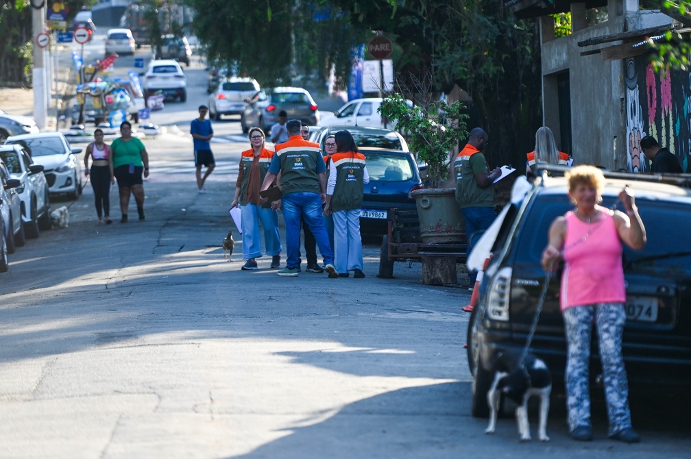 Comunidade, localizada às margens do rio Atibaia, foi visitada e alertada por funcionários da Prefeitura