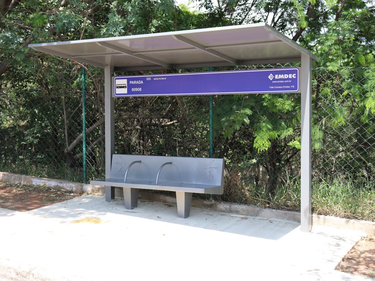 Novos mobiliários ampliam o conforto na espera pelo ônibus e transformam a paisagem urbana