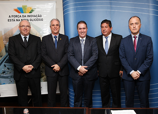 Prefeito e executivos da Caixa no Auditório da Superintendência Regional da Caixa