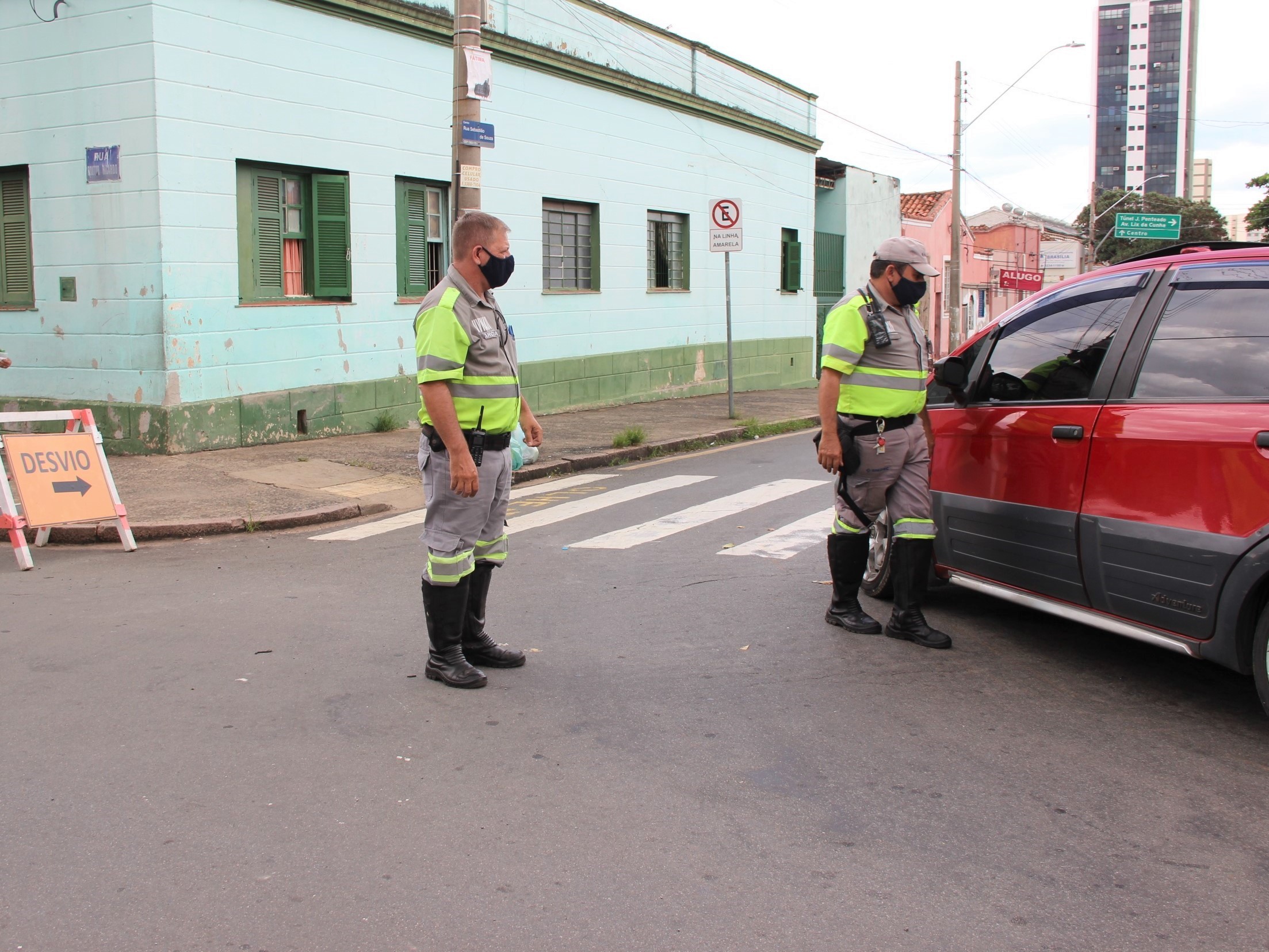 Agentes de mobilidade orientam trânsito em bloqueios