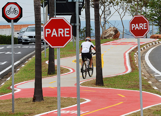 Ciclista pedala na nova ciclovia