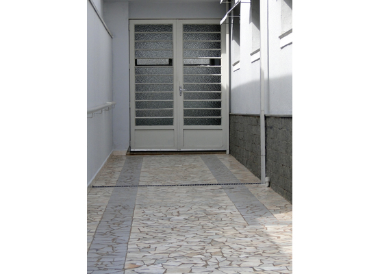 Grades de alumínio foram retiradas da igreja