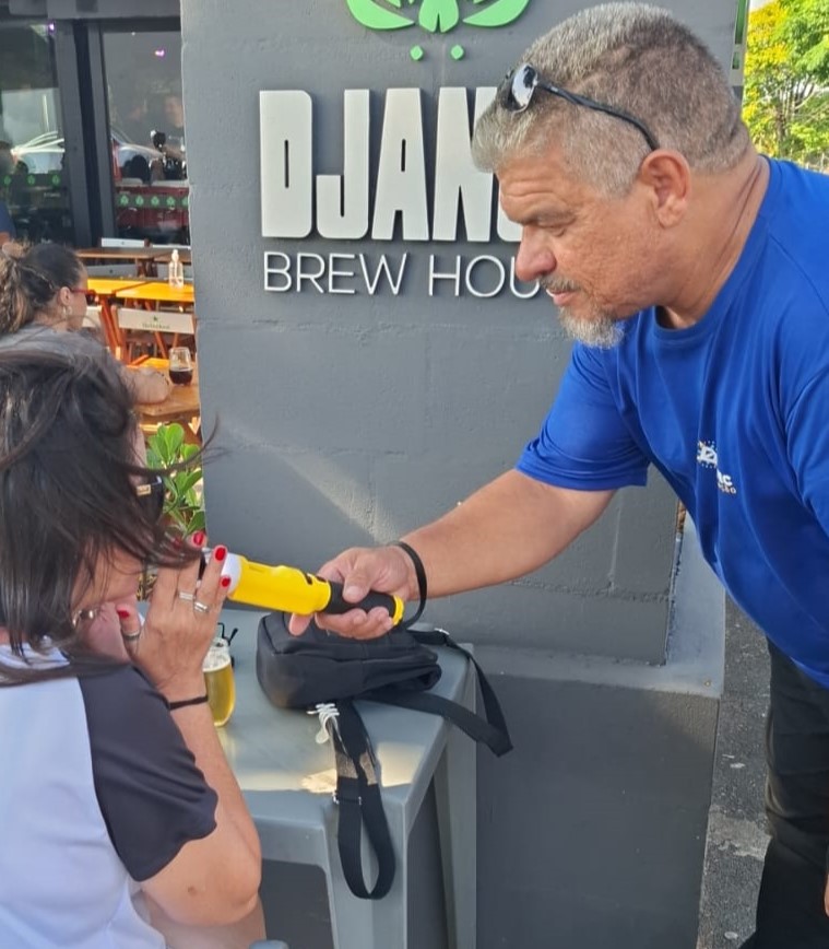 Testes informais com etilômetro buscam alertar frequentadores de bares sobre o tema