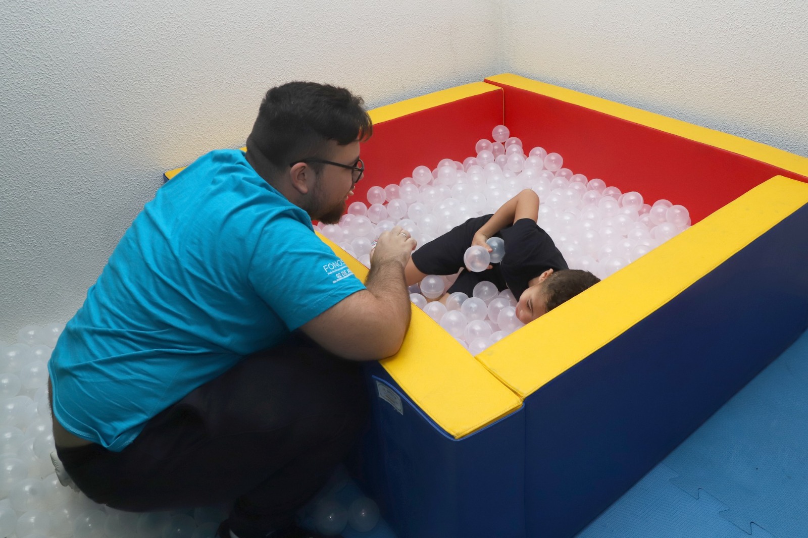 Organização providenciou uma sala especial, com o acompanhamento de terapeutas ocupacionais e psicólogos especialistas em TEA, para cuidar das crianças durante o evento