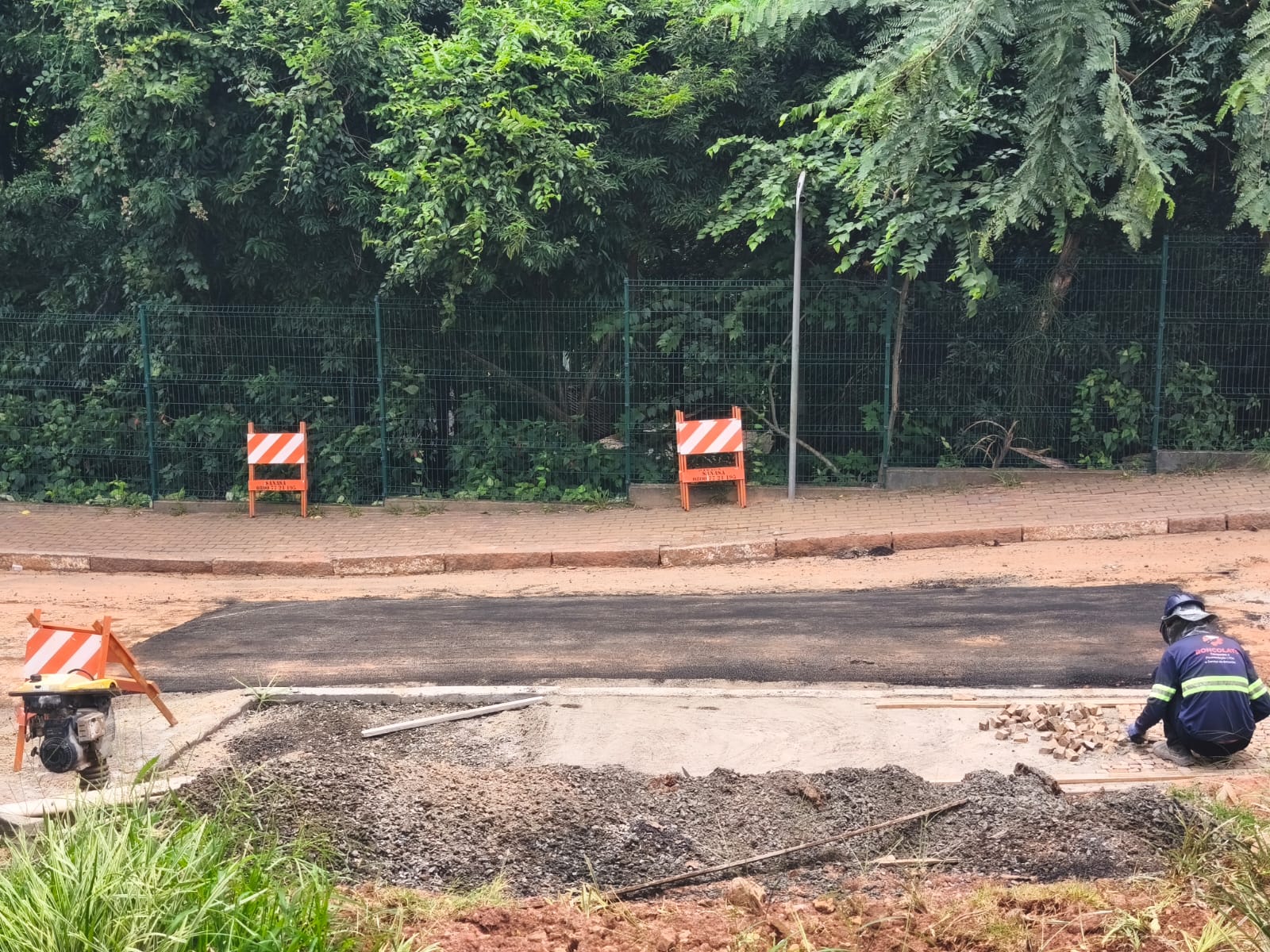 Funcionários também fazem a recomposição do mosaico português na calçada 