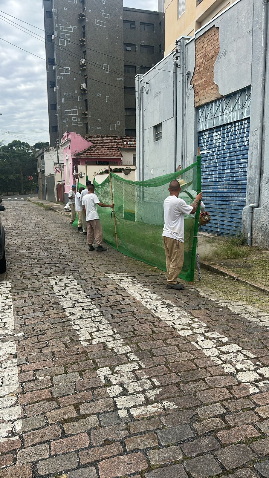 Rua Antônio Cesarino, no Bosque, recebeu roçagem 