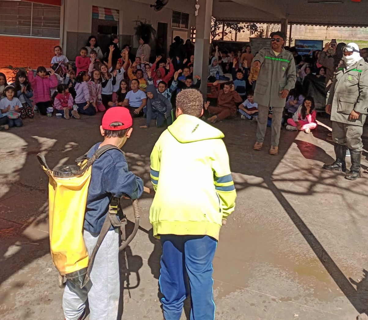 Ação educativa inclui apresentação dos equipamentos utilizados para combater o foto na vegetação