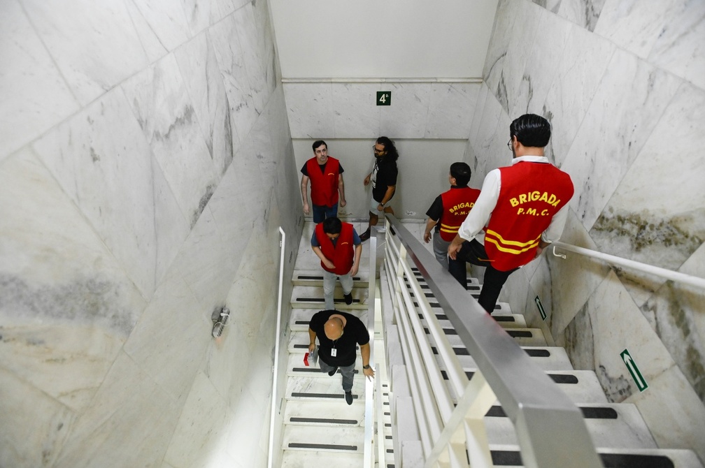 Estudante recebe informações sobre combate a fogo em área de mata