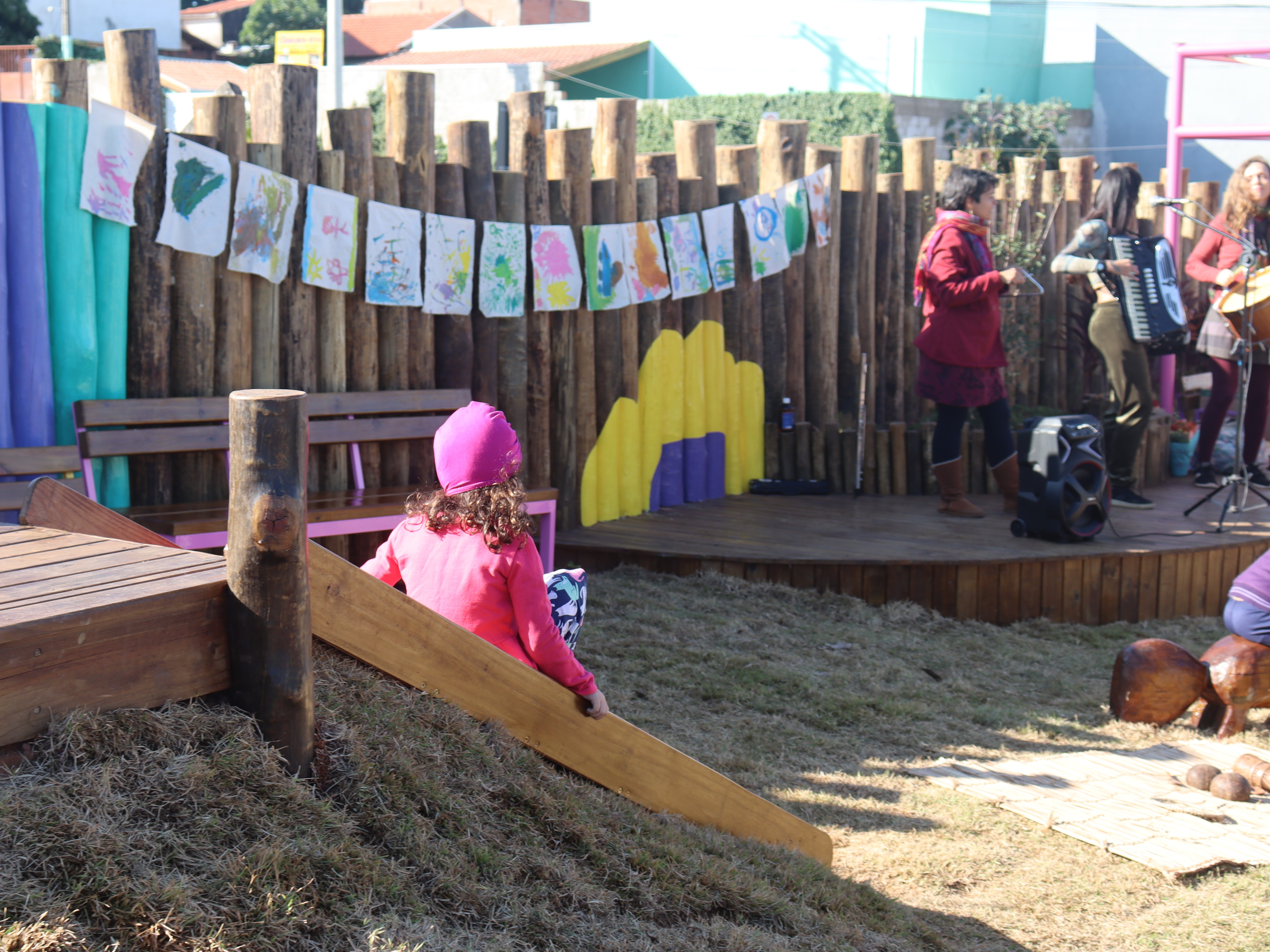 Os espaços e equipamentos de cultura e lazer separam as vias públicas e os espaços destinados às brincadeiras