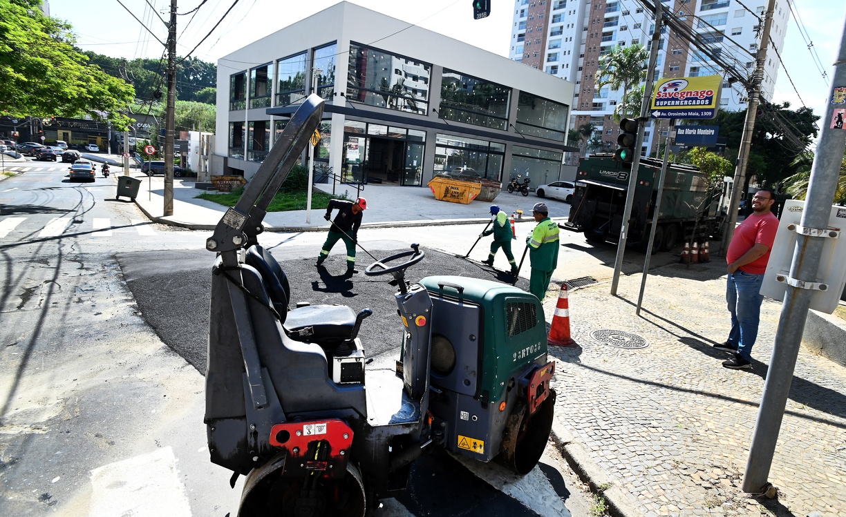 A operação tapa-buracos é realizada rotineiramente pela equipe da secretaria de Serviços Públicos
